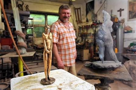 Kunstgiesser Christoph Pasch und &ldquo; Kleine Schüchterne &rdquo;