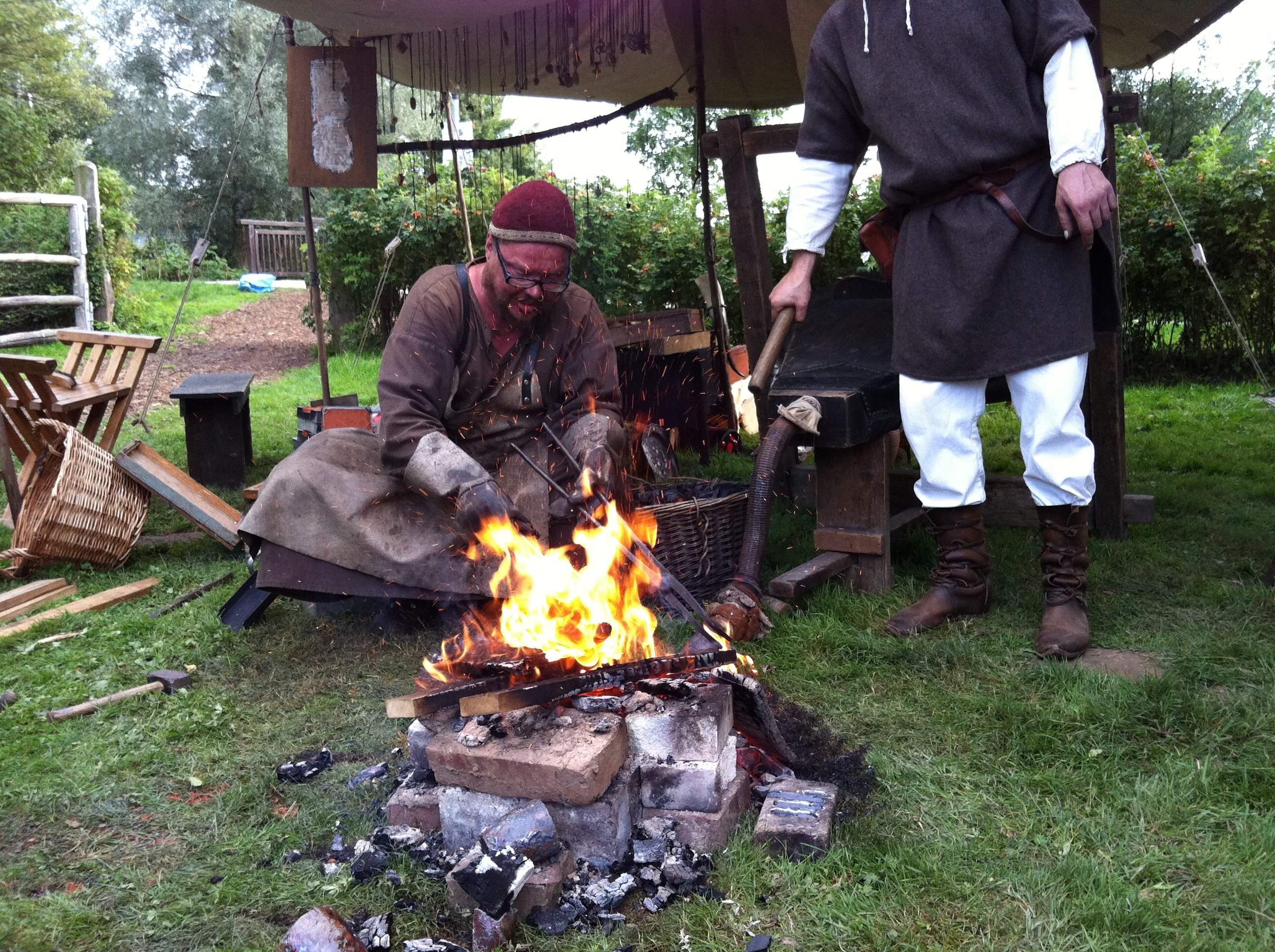 Schmelzen von Bronze zum Guss einer Reliefplatte_1