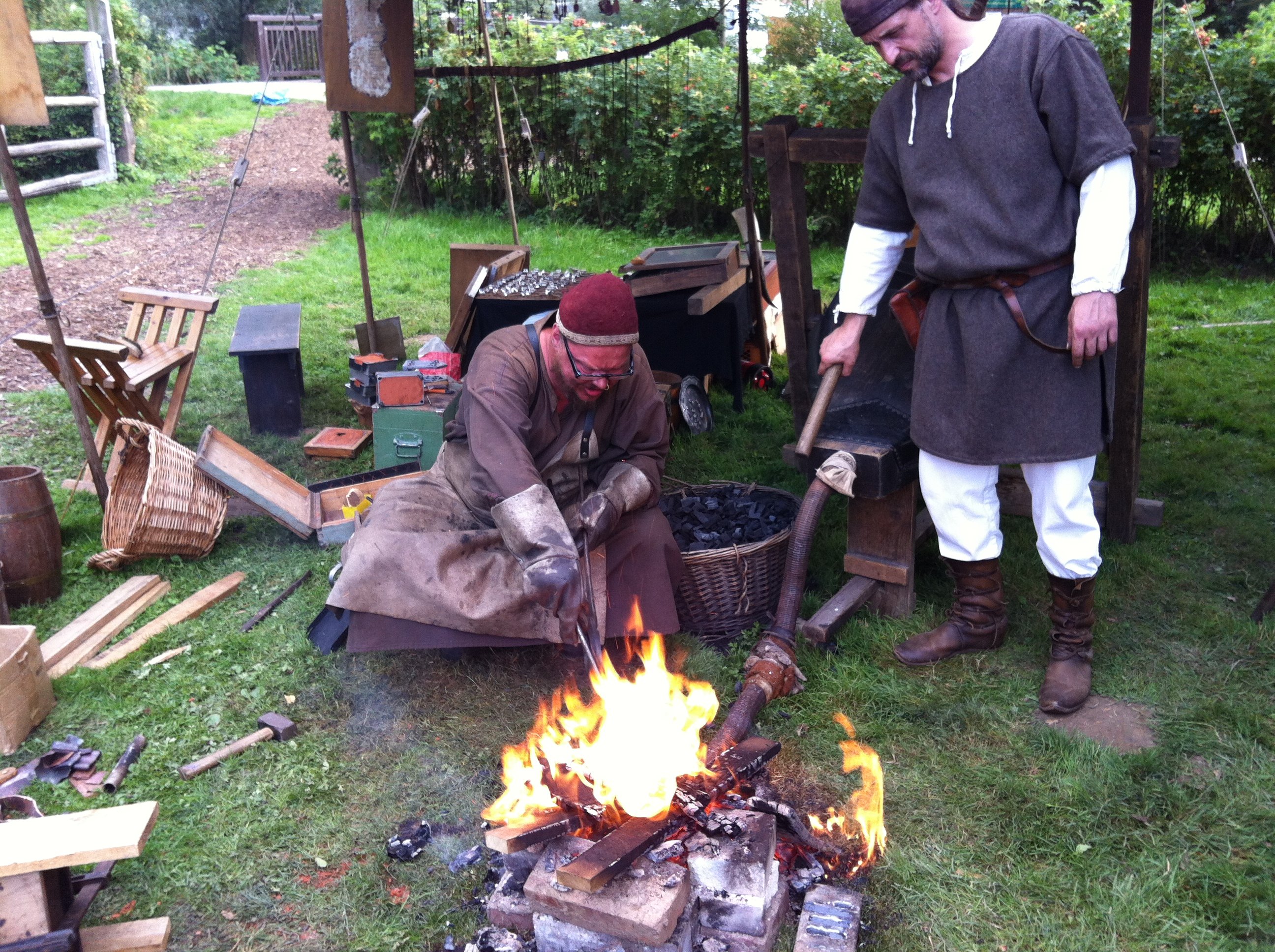 Schmelzen von Bronze zum Guss einer Reliefplatte_2