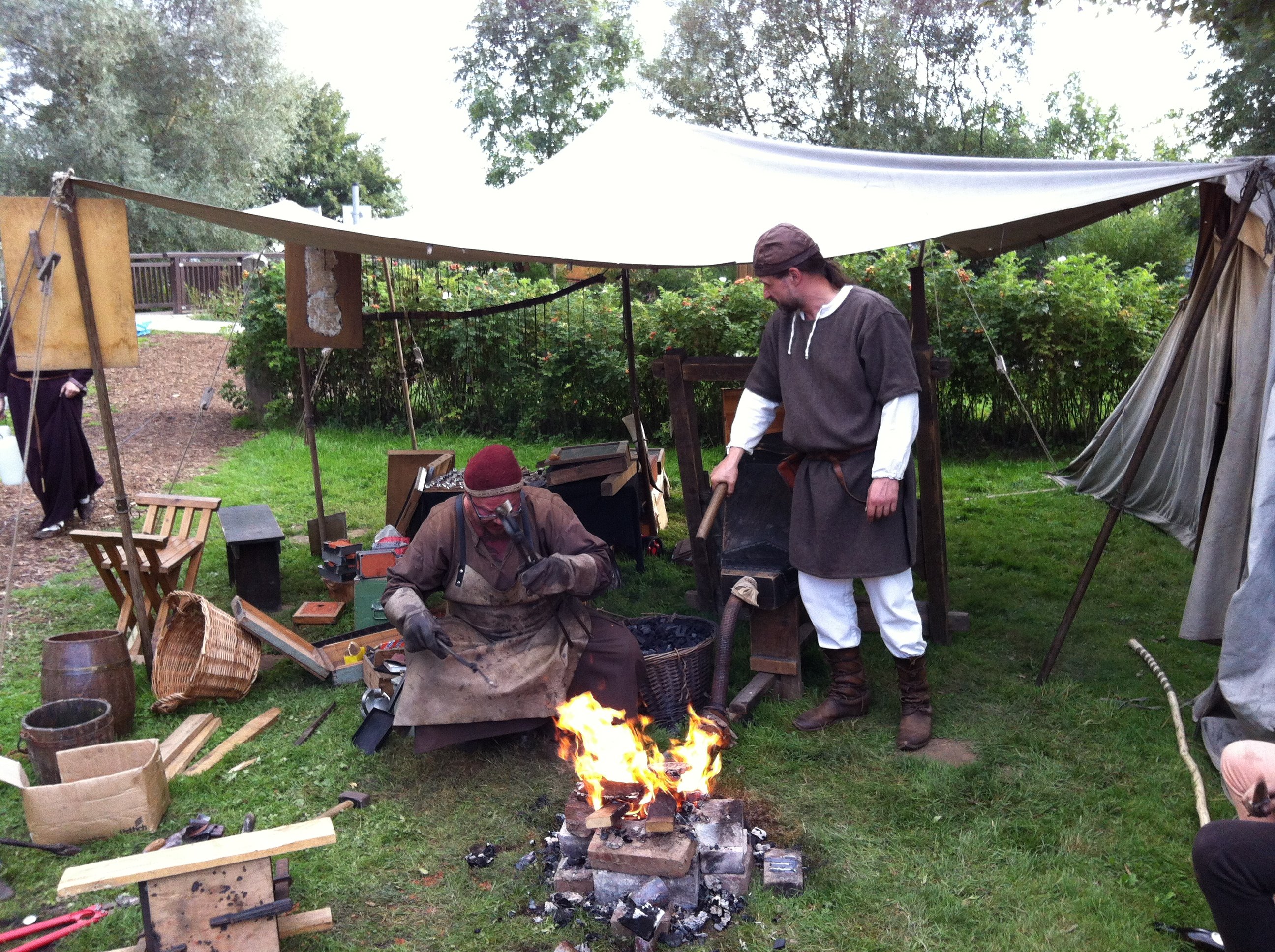 Schmelzen von Bronze zum Guss einer Reliefplatte_3