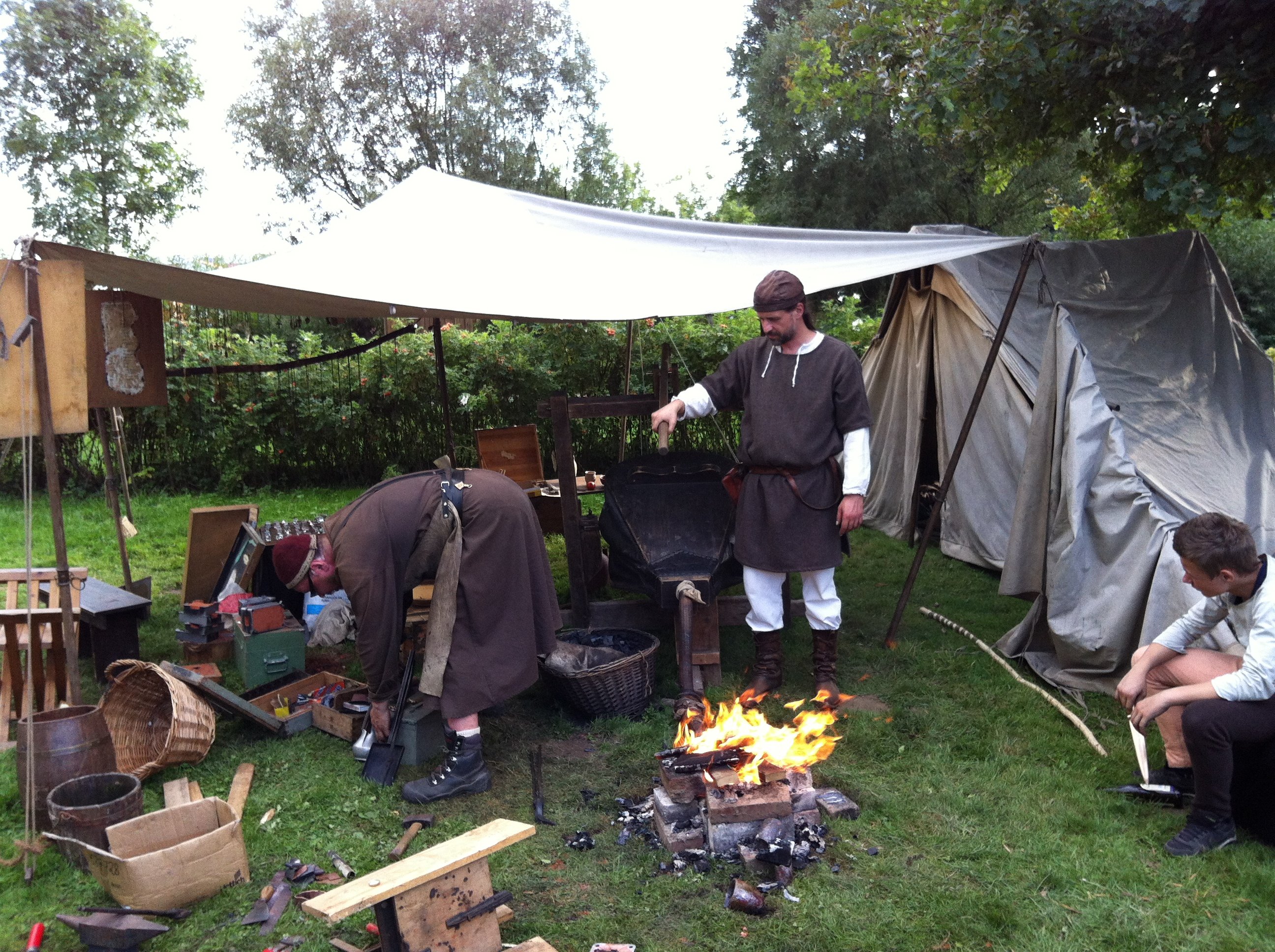 Schmelzen von Bronze zum Guss einer Reliefplatte_4