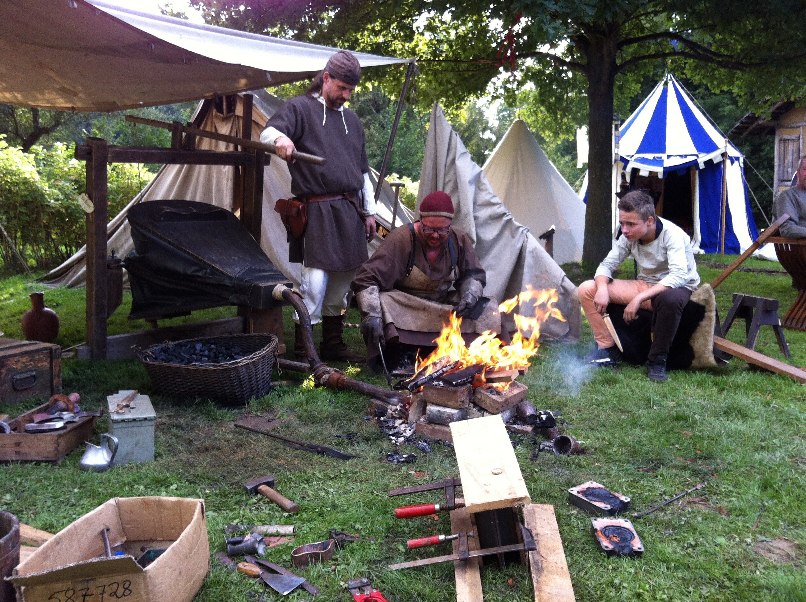 Schmelzen von Bronze zum Guss einer Reliefplatte_5