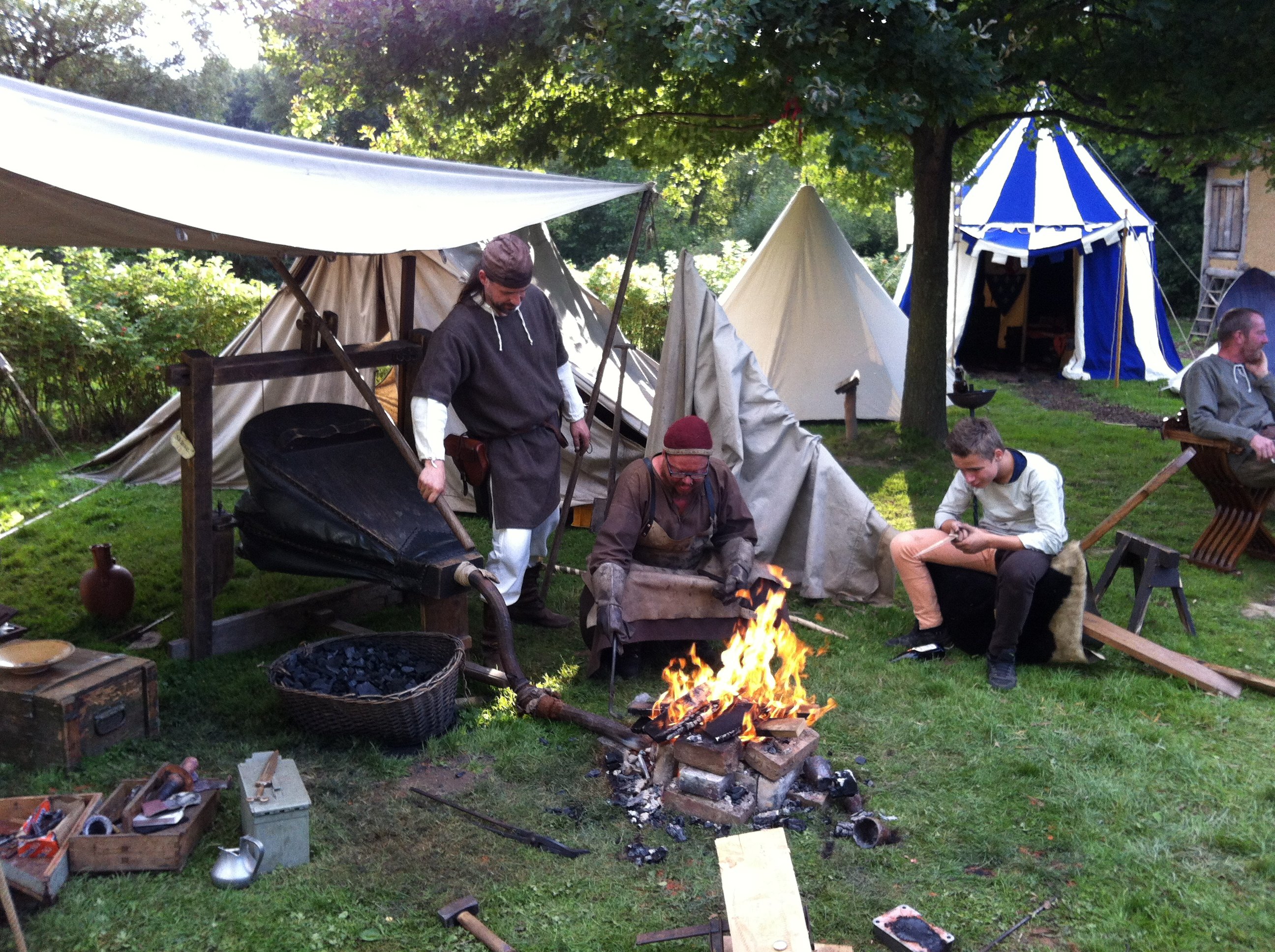 Schmelzen von Bronze zum Guss einer Reliefplatte_6