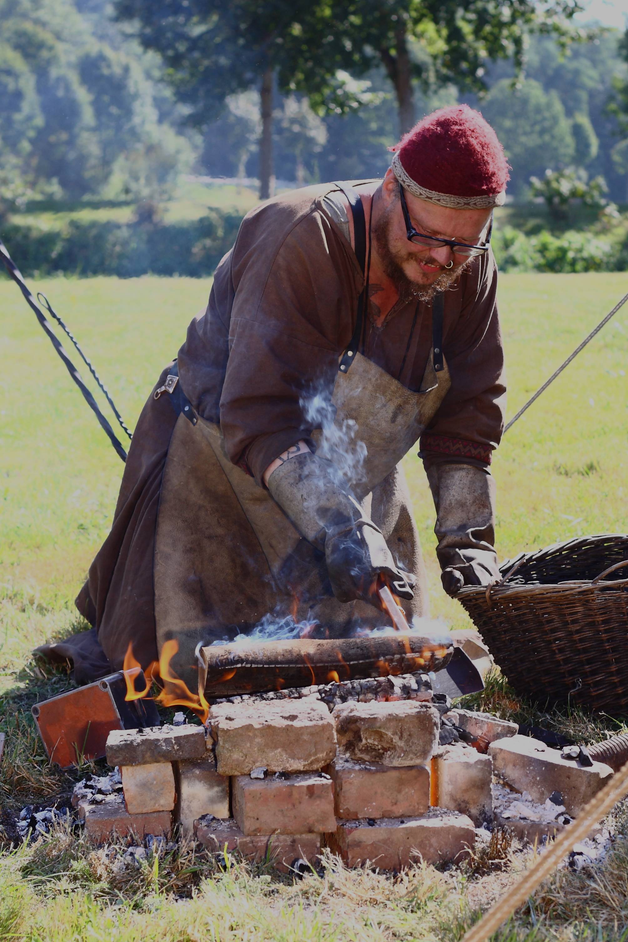 Das Feuer wird geschürt