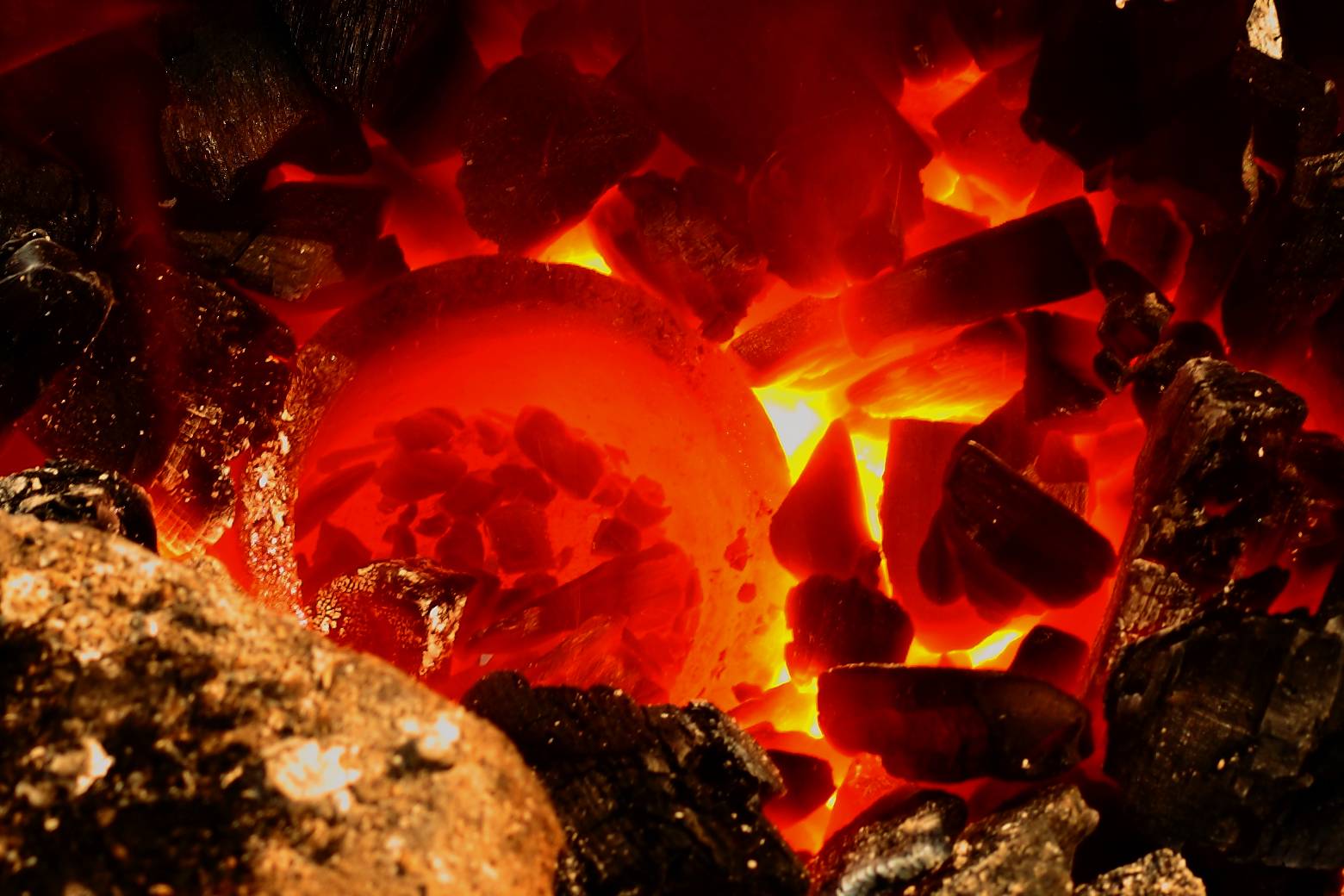 Der
  glühende Tiegel mit der flüssigen Bronze