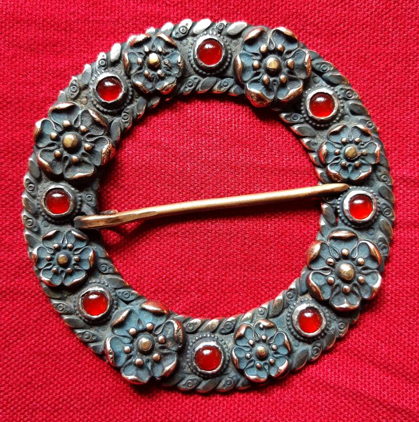 Mittelalterlich inspirierte Ringfibel